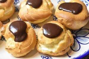 Fastelavnsbolle vandbakkelser med fyld