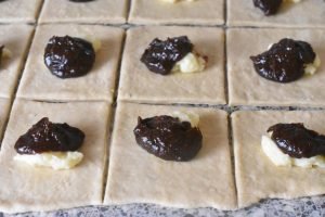 Gammeldags fastelavnsboller med creme & svesker