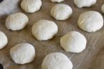 Gammeldags fastelavnsboller med creme & svesker