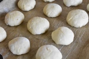 Gammeldags fastelavnsboller med creme & svesker
