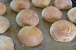 Gammeldags fastelavnsboller med creme & svesker