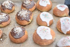 Gammeldags fastelavnsboller med creme & svesker