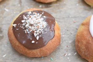 Gammeldags fastelavnsboller med creme & svesker
