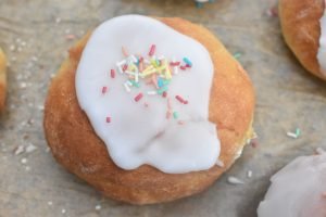 Gammeldags fastelavnsboller med creme & svesker