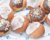 Gammeldags fastelavnsboller med creme & svesker