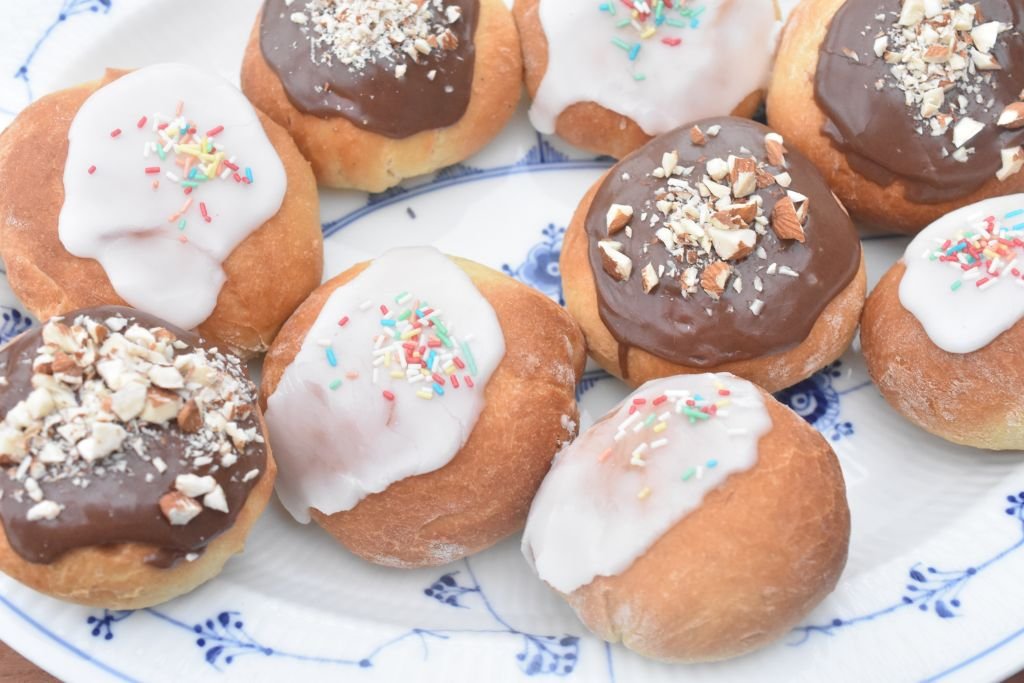 Gammeldags fastelavnsboller med creme & svesker