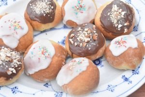 Gammeldags fastelavnsboller med creme & svesker