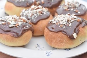 Gammeldags fastelavnsboller med creme & svesker