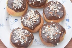 Gammeldags fastelavnsboller med creme & svesker
