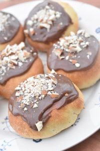 Gammeldags fastelavnsboller med creme & svesker