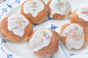 Gammeldags fastelavnsboller med creme & svesker