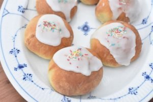 Gammeldags fastelavnsboller med creme & svesker