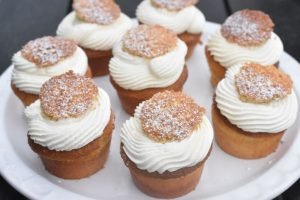 Cupcakes til fastelavn - lækre semlor muffins