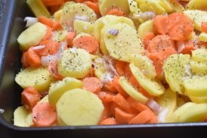 Kylling i fad med flødekartofler og bacon
