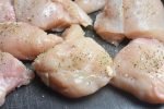Kylling i fad med flødekartofler og bacon