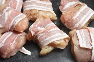 Kylling i fad med flødekartofler og bacon