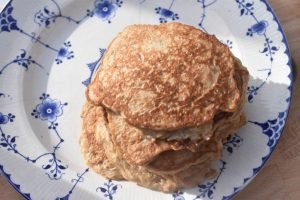 Æblepandekager opskrift - pandekager med æble