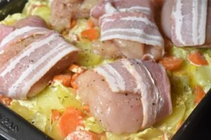 Kylling i fad med flødekartofler og bacon