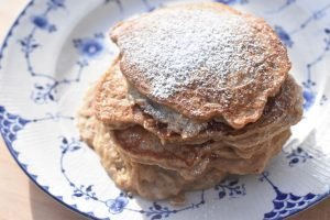Æblepandekager opskrift - pandekager med æble