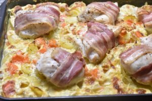 Kylling i fad med flødekartofler og bacon