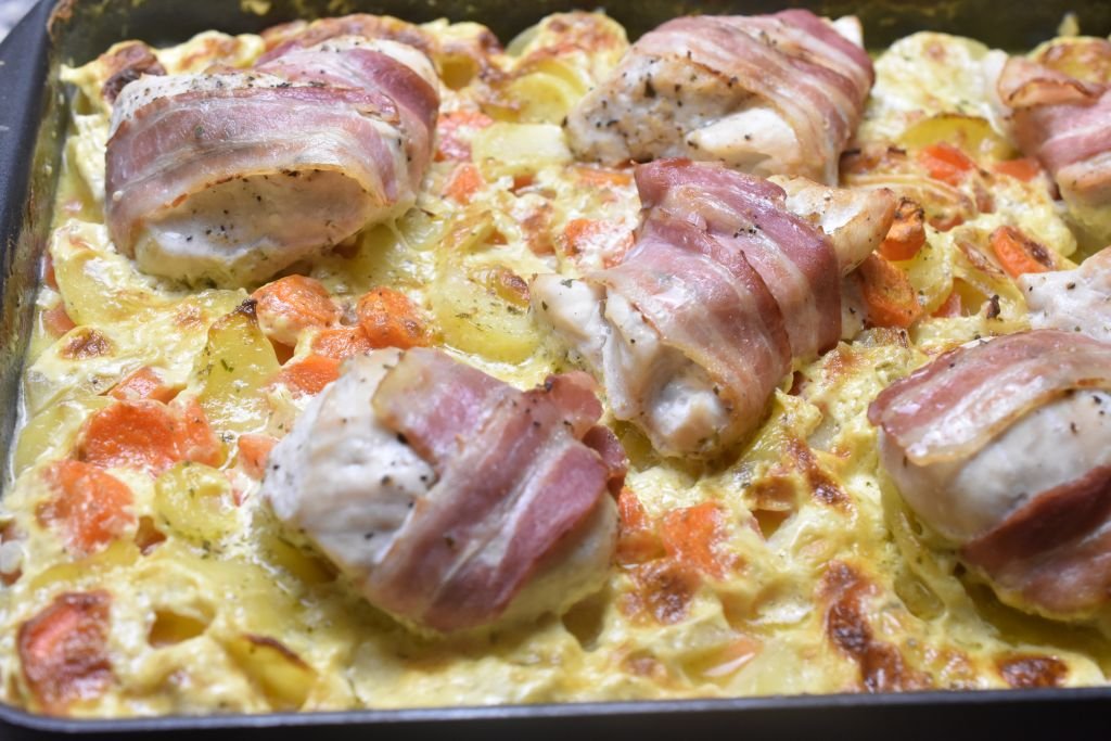 Kylling i fad med flødekartofler og bacon