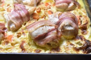Kylling i fad med flødekartofler og bacon