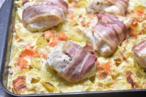 Kylling i fad med flødekartofler og bacon