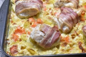 Kylling i fad med flødekartofler og bacon