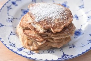 Æblepandekager opskrift - pandekager med æble