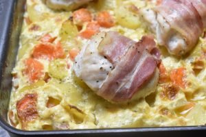 Kylling i fad med flødekartofler og bacon