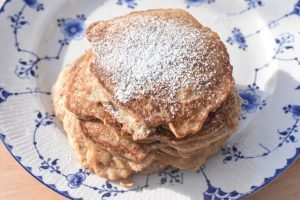 Æblepandekager opskrift - pandekager med æble