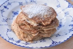 Æblepandekager opskrift - pandekager med æble