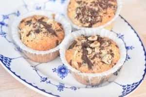 Kokosmuffins med chokolade & nødder - opskrift