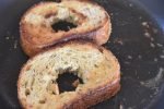 Brød med æg i midten - nem toast på panden