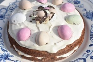 Påskelagkage med påskeæg - nem gulerodskage