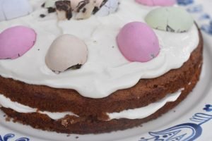 Påskelagkage med påskeæg - nem gulerodskage