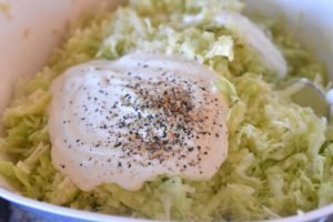Spidskålssalat med æbler og creme fraiche