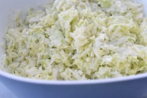 Spidskålssalat med æbler og creme fraiche