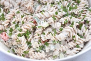 Cremet pastasalat med citron & purløg dressing