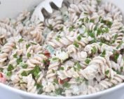 Cremet pastasalat med citron & purløg dressing