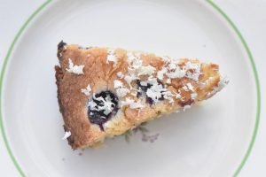 Nem blåbær kage med hvid chokolade