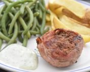 Hakkebøf på grill med bacon & pesto - saftige