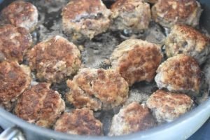 Italienske kødboller med tomatsovs og pasta