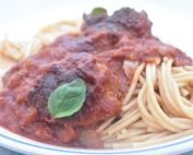Italienske kødboller med tomatsovs og pasta