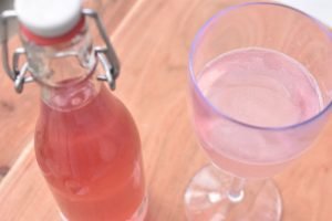 Syrensaft - frisk sommerdrik - saft af syrener