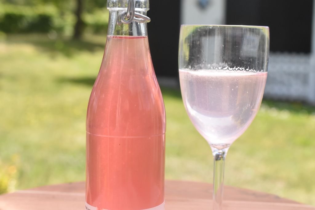 Syrensaft - frisk sommerdrik - saft af syrener