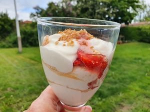 Ymerdessert med jordbær & makroner - nem
