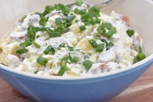 Wienersalat - kold kartoffelsalat med pølser