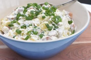 Wienersalat - kold kartoffelsalat med pølser