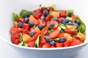 Sommersalat med frugt og bær - nem salat 
